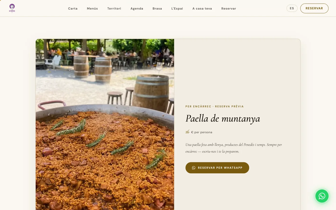 Paella grande al aire libre con un botón para reservarla por WhatsApp.