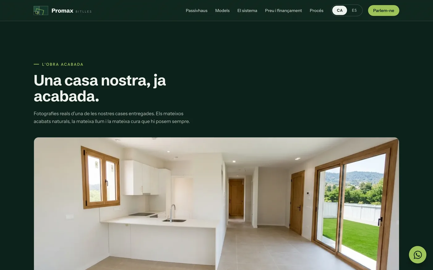 Interior luminoso de una casa terminada, con cocina abierta y ventanales al jardín.