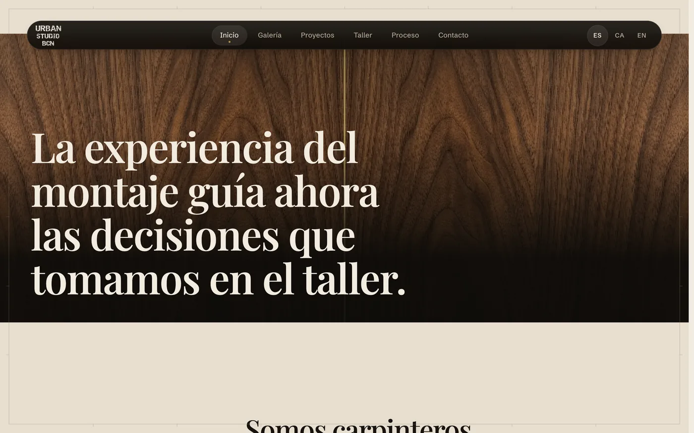 Frase sobre el taller en tipografía grande sobre madera de nogal.